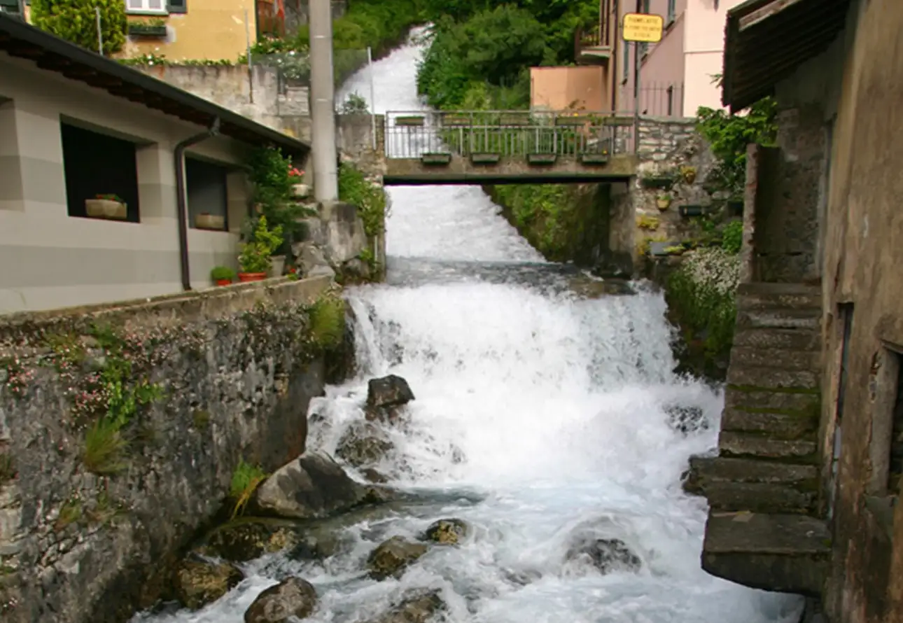 ein Fluss, der anmutig durch eine Stadtlandschaft fließt und die Essenz einer Stadtlandschaft verkörpert, die mit der Natur verflochten ist