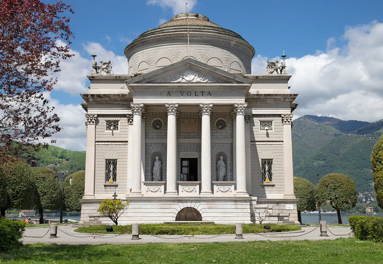 Geburtsort von Alessandro Volta: majestätisches Gebäude mit Säulen und Uhr